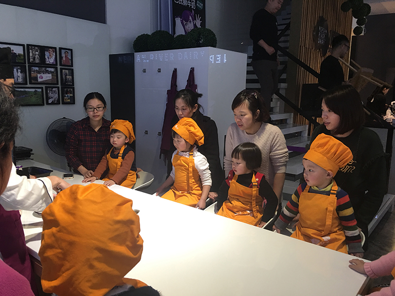 NYC紐約國(guó)際早教汕頭中心 | 震驚!!小孩竟然在廚房里搗鼓這些東西!