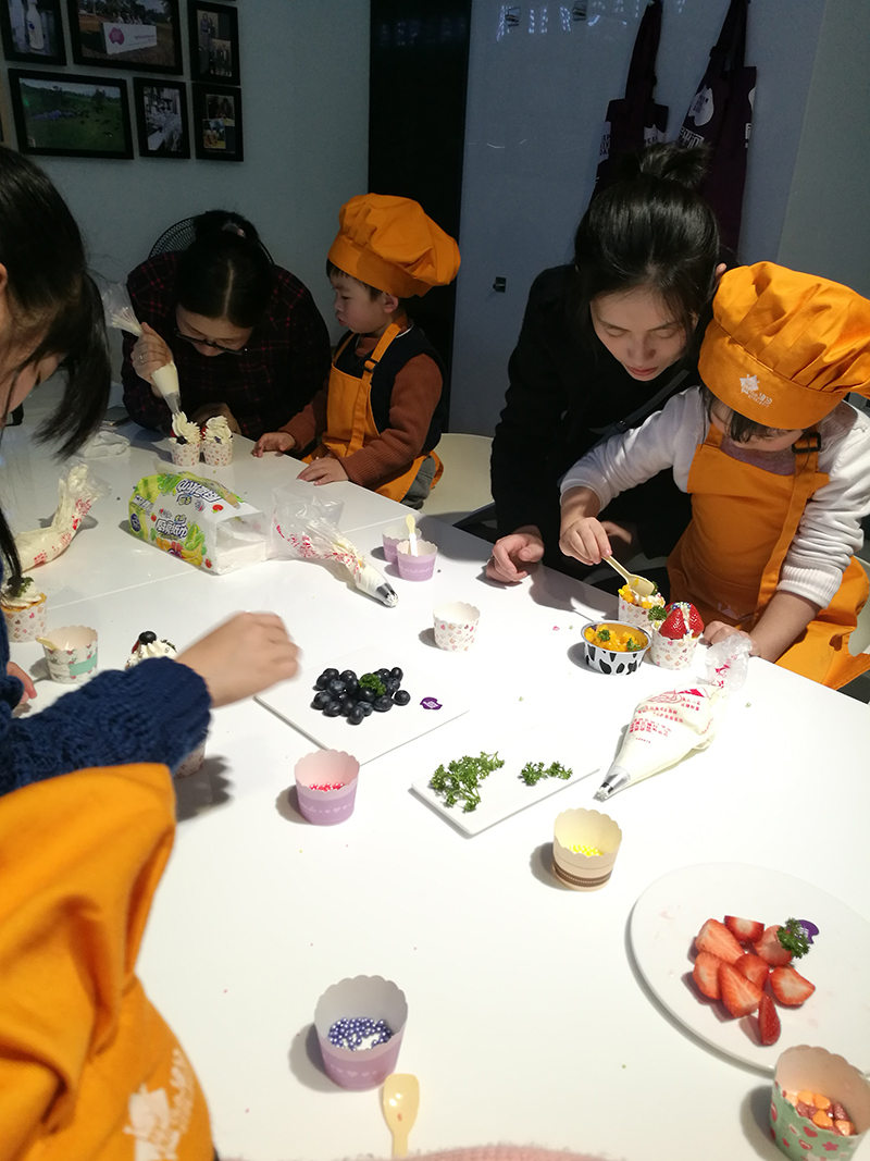 NYC紐約國(guó)際早教汕頭中心 | 震驚!!小孩竟然在廚房里搗鼓這些東西!
