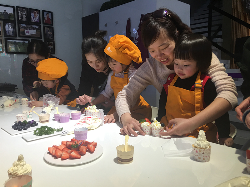 NYC紐約國(guó)際早教汕頭中心 | 震驚!!小孩竟然在廚房里搗鼓這些東西!