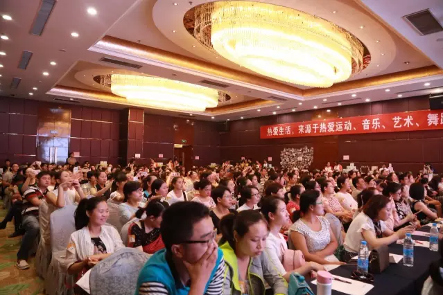 NYC紐約國際邯鄲叢臺(tái)早教中心正面管教講座