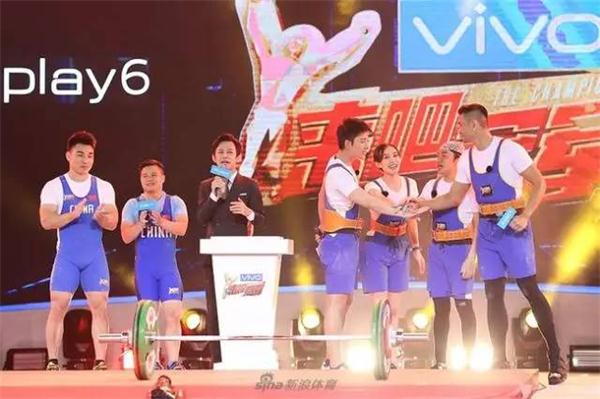 NYC早教代言人龍清泉挑戰(zhàn)90°高空支撐，何炅看呆！