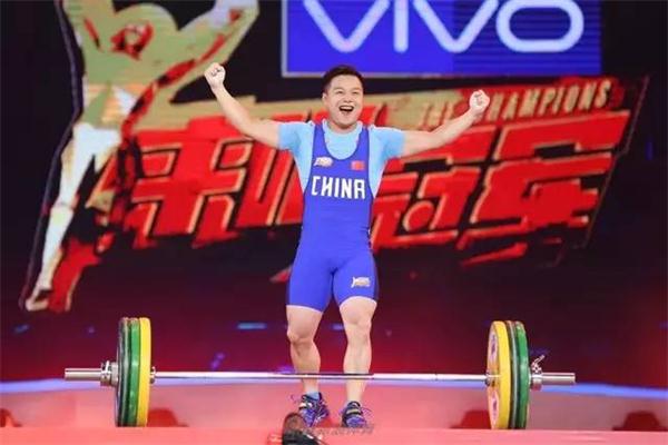 NYC早教代言人龍清泉挑戰(zhàn)90°高空支撐，何炅看呆！