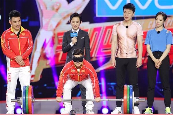 NYC早教代言人龍清泉挑戰(zhàn)90°高空支撐，何炅看呆！