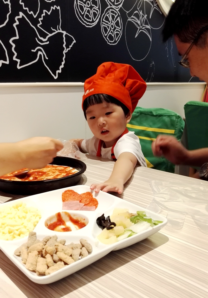 NYC國(guó)際早教江蘇昆山九方城中心：【活動(dòng)回顧】“小小披薩師”