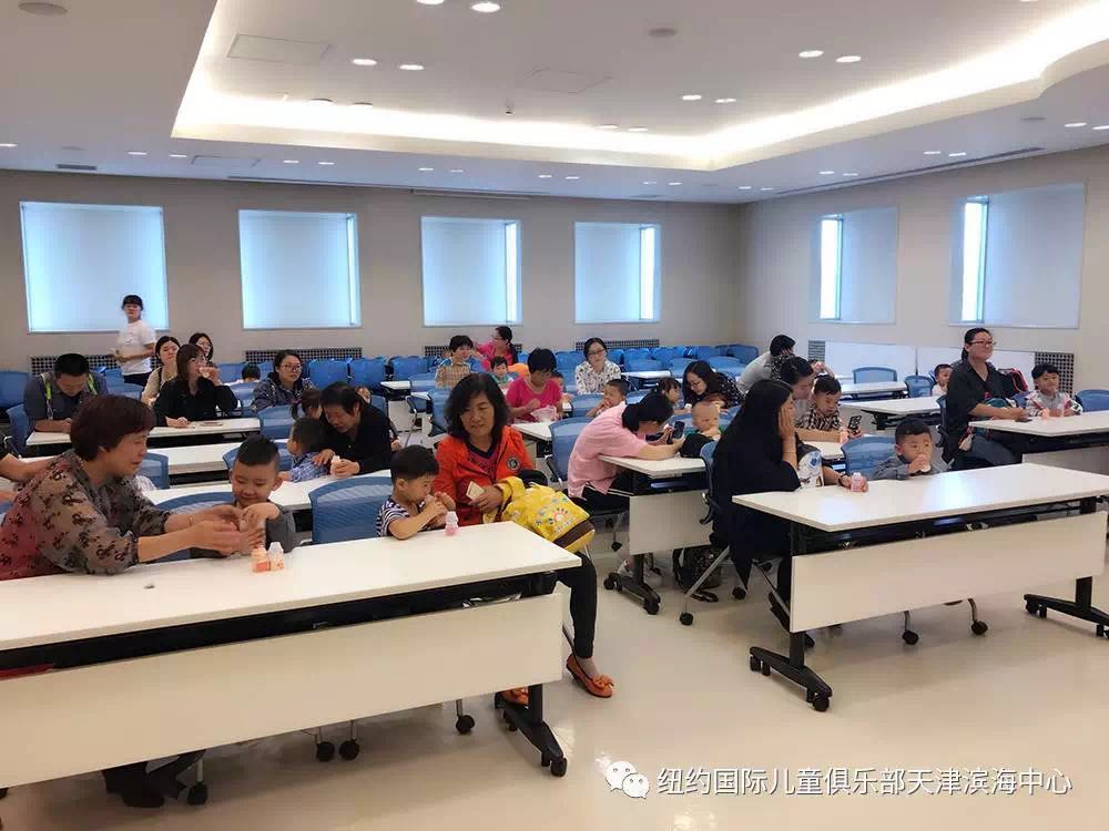10:00—10:10  大家都這么乖，當(dāng)然有獎(jiǎng)勵(lì)！大主人們和小主們都有養(yǎng)樂多喝~