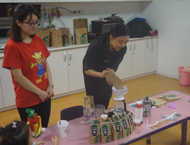 NYC紐約國際早教邯鄲連城早教中心：【活動回顧】職業(yè)體驗(yàn)星巴克小小咖啡師
