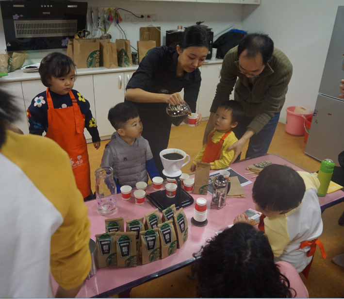NYC紐約國際早教邯鄲連城早教中心：【活動回顧】職業(yè)體驗(yàn)星巴克小小咖啡師