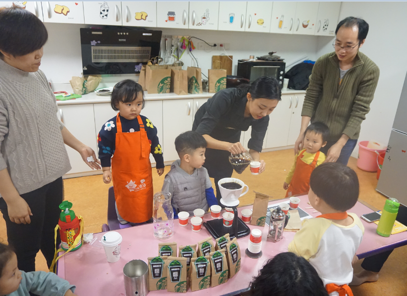 NYC紐約國際早教邯鄲連城早教中心：【活動回顧】職業(yè)體驗(yàn)星巴克小小咖啡師