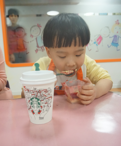 NYC紐約國際早教邯鄲連城早教中心：【活動回顧】職業(yè)體驗(yàn)星巴克小小咖啡師
