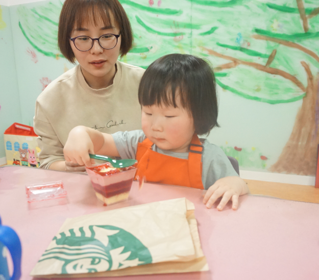 NYC紐約國際早教邯鄲連城早教中心：【活動回顧】職業(yè)體驗(yàn)星巴克小小咖啡師