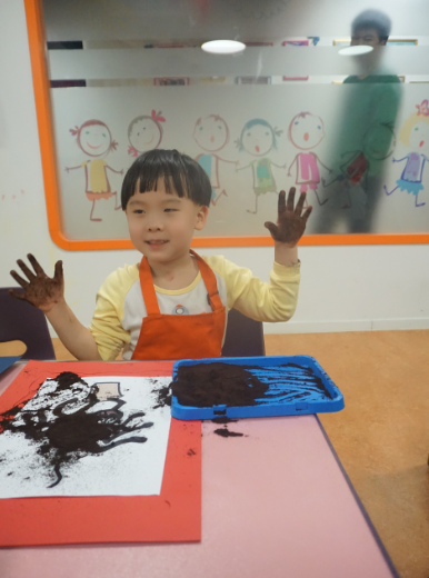 NYC紐約國際早教邯鄲連城早教中心：【活動回顧】職業(yè)體驗(yàn)星巴克小小咖啡師