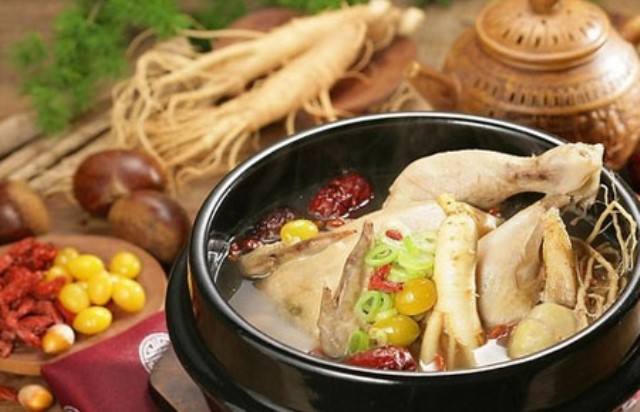 產(chǎn)后應(yīng)該怎么喝雞湯補(bǔ)身體