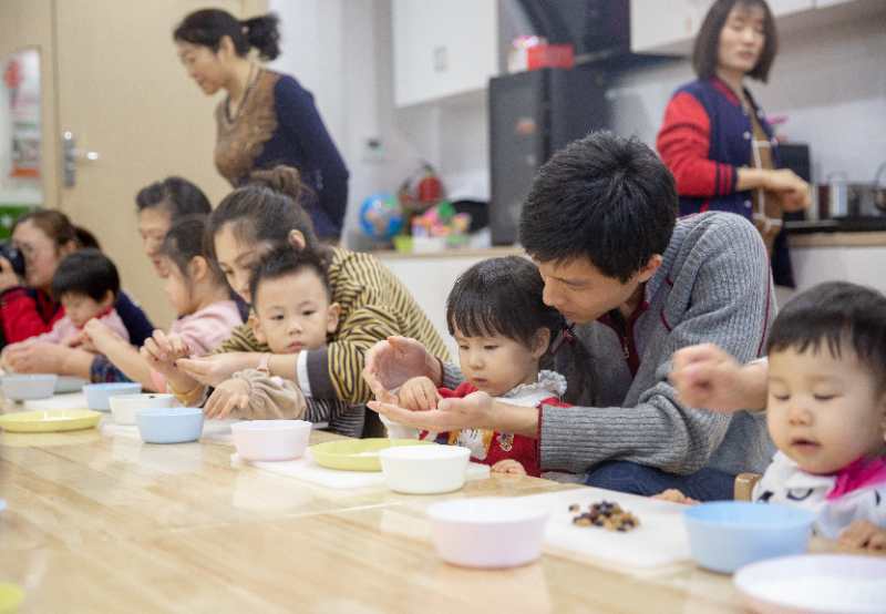 傳統(tǒng)習(xí)俗中，元宵節(jié)猜燈謎、吃元宵、扭秧歌、踩高蹺等等，現(xiàn)在快節(jié)奏的生活，節(jié)日的氛圍越來越淡了，傳統(tǒng)的習(xí)俗也越來越少了。為了讓寶貝更好的感受中國傳統(tǒng)元宵節(jié)，2月17日NYC為小寶貝們精心策劃了《元宵佳節(jié)鬧元宵》活動。接下來，讓我們跟隨NYC的鏡頭一起來回顧一下！   快樂小豬開場舞        歡樂的開場舞表演，帶領(lǐng)寶貝進入活動。    驚  喜 禮 物       接下來出場的是小寶貝們最喜歡的pongo，pongo給大家都帶了禮物~小豬佩奇！    猜  燈  謎        爸爸媽媽表演，寶貝來猜是什么，聰明的寶貝們都各顯其才，猜對的寶貝都有獎勵哦~    套  圈  圈        套圈圈是寶貝們最喜歡的環(huán)節(jié)，家長們都使出渾身解數(shù)來套取寶貝們喜歡的玩具，最后每位小朋友都滿載而歸~    踩  高  蹺    扭  秧  歌          扭秧歌、踩高蹺NYC結(jié)合中國傳統(tǒng)游戲帶領(lǐng)小寶貝們進行了一場中西合璧的表          </div>
          <a class=