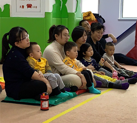 NYC紐約國(guó)際唐山早教中心：有趣的皮影戲—《好餓的毛毛蟲(chóng)》活動(dòng)回顧