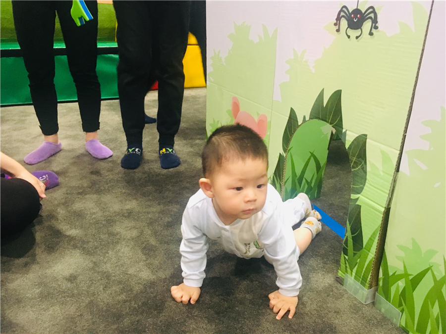 五月榴花妖艷烘，綠楊帶雨垂垂重。