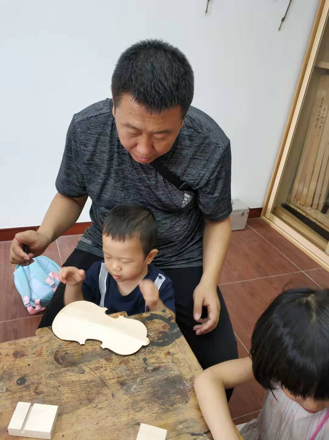 NYC紐約國際兒童俱樂部平谷早教中心：《探秘愛“琴”?！坊仡? /> 
</p>
<p>
	<br />
</p>
<p>
	專業(yè)的技師帶領(lǐng)小朋友們制作小提琴，小朋友們不僅了解了小提琴的制作工藝，還感受到了小提琴的音樂之美~
</p>
<p>
	<br />
</p>
<p>
	<br />
</p>
<p>
	《探秘愛“琴”?！坊顒訄A滿結(jié)束啦，期待我們更精彩的活動吧~
</p>
<p>
	<br />
</p>
<p>
	更多精彩，請關(guān)注 NYC紐約國際<a href=